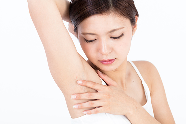 脇を見ている女性の画像