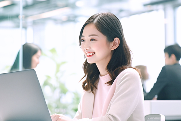 オフィスで働く女性の画像