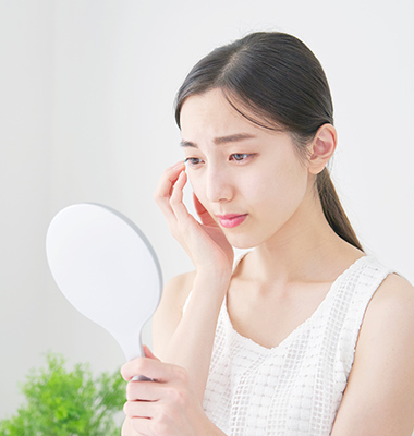 顔の肌を見る女性の画像