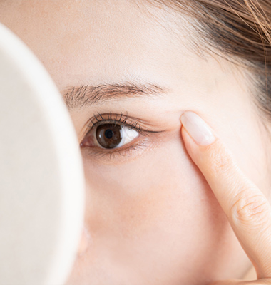 顔の肌を見る女性の画像