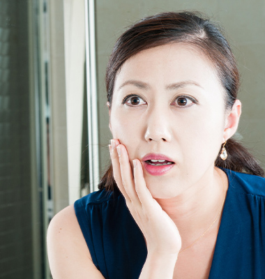 顔の肌を見る女性の画像