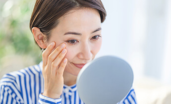 鏡をみる女性